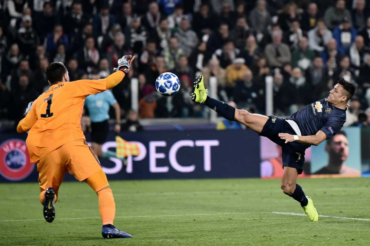 Sementara upaya Alexis Sanchez menyambut umpan lambung di depan gawang masih belum membuahkan hasil.