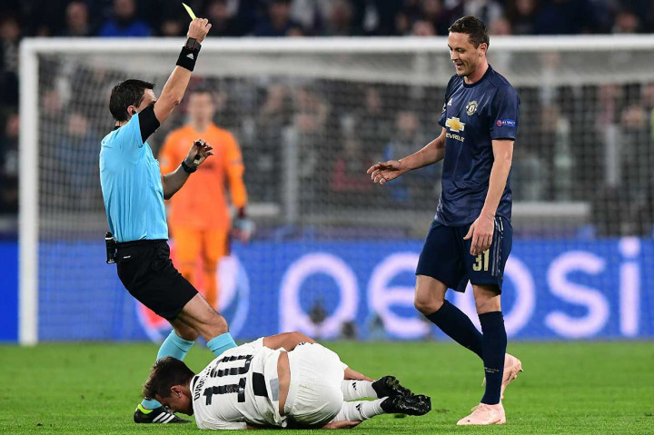 Pelanggaran keras Nemanja Matic terhadap Paulo Dybala berbuah kartu kuning.