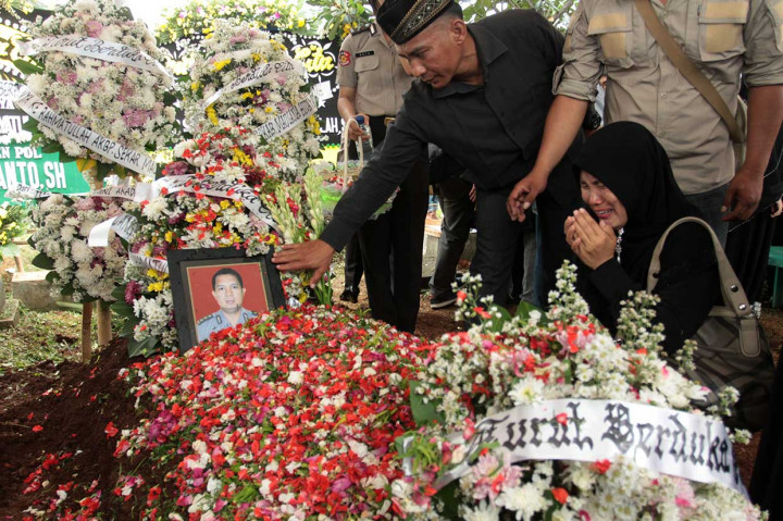 Keluarga dan kerabat berdoa bersama di pusara AKBP Sekar Maulana di TPU Karet Bivak, Jakarta, Kamis, 8 November 2018.