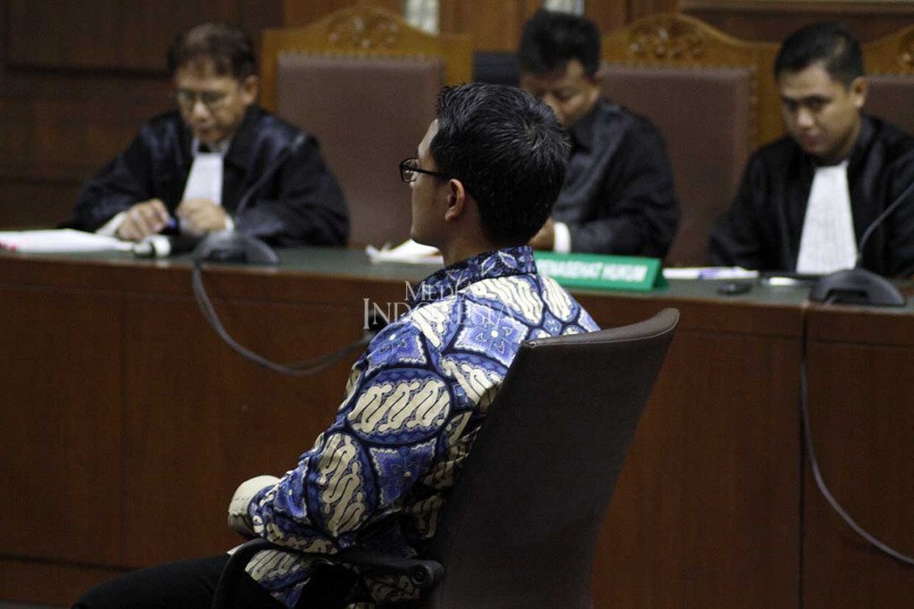 Terdakwa kasus dugaan suap dan gratifikasi terkait proyek-proyek di Dinas Pekerjaan Umum dan Perumahan Rakyat (PUPR) Provinsi Jambi, Zumi Zola (batik biru) menjalani sidang tuntutan di Pengadilan Tipikor, Jakarta, Kamis, 8 November 2018. 