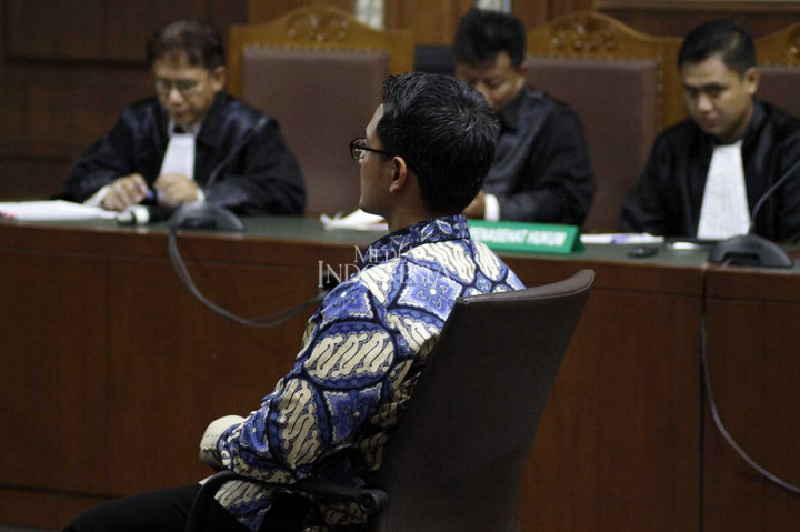 Terdakwa kasus dugaan suap dan gratifikasi terkait proyek-proyek di Dinas Pekerjaan Umum dan Perumahan Rakyat (PUPR) Provinsi Jambi, Zumi Zola (batik biru) menjalani sidang tuntutan di Pengadilan Tipikor, Jakarta, Kamis, 8 November 2018. 