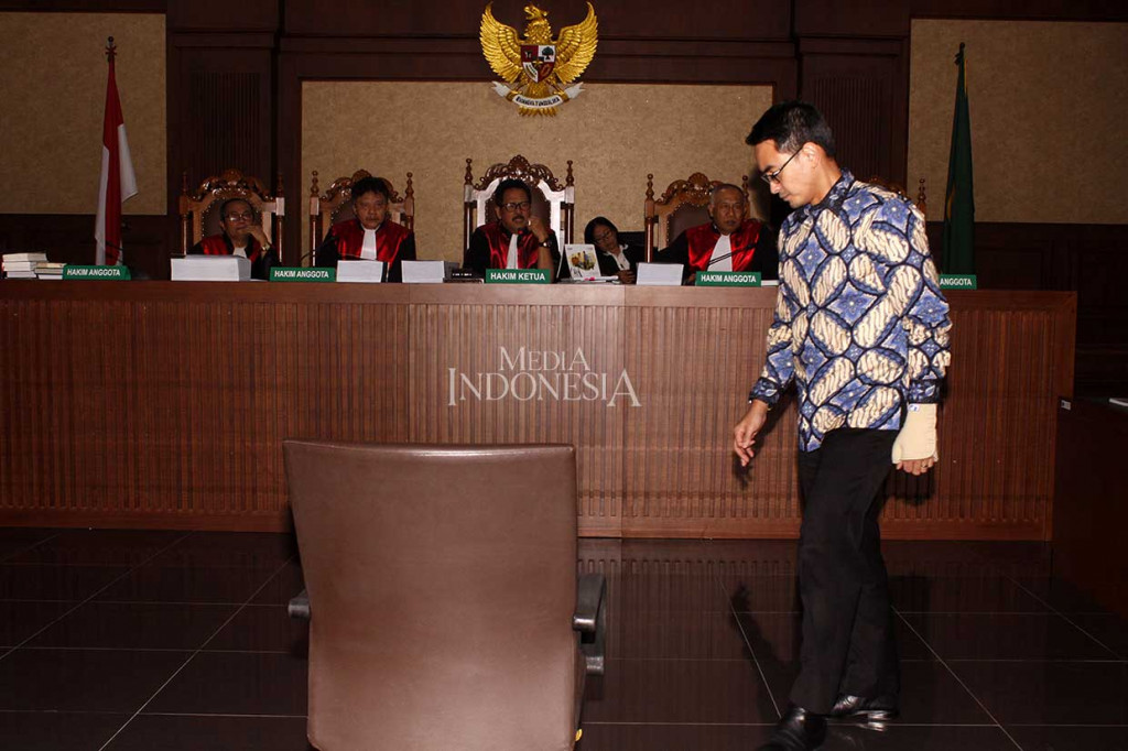 Dalam sidang tersebut jaksa penuntut umum (JPU) KPK menuntut Zumi Zola dengan hukuman 8 tahun penjara, denda Rp 1milyar dan subsider 6 bulan. 