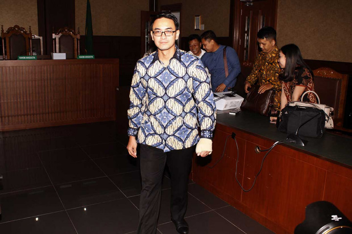 Jaksa KPK juga meminta agar majelis hakim menjatuhkan pidana tambahan berupa pencabutan hak politik selama 5 tahun sejak terdakwa selesai menjalani pidana pokoknya. 