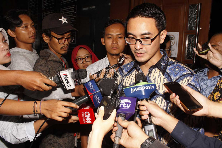 Zumi Zola menjawab pertanyaan wartawan usai menjalani sidang tuntutan di Pengadilan Tipikor, Jakarta.