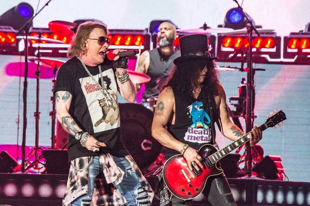 Vokalis Guns N' Roses Axl Rose (kiri), gitaris Slash, dan drummer Frank Ferrer beraksi pada konsernya yang bertajuk 'Not In This Lifetime' di Gelora Bung Karno, Jakarta, Kamis, 8 November 2018. 