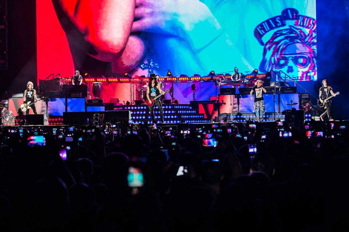 Selama tiga jam penuh Guns N' Roses memberikan penampilan yang memukau. Meski usia sudah tidak lagi muda, namun semangat serta skill personel Guns N' Roses tidak luntur. 
