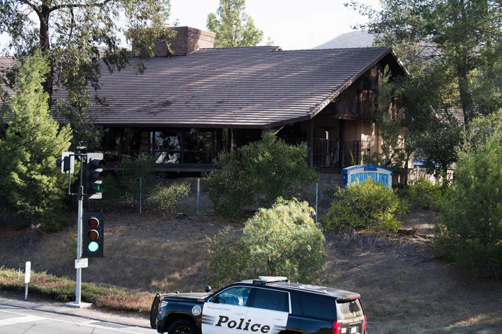 Menurut para saksi, pria bersenjata itu melemparkan beberapa granat asap ke dalam Borderline Bar and Grill sebelum mulai menembak sekitar pukul 23.20, Rabu.