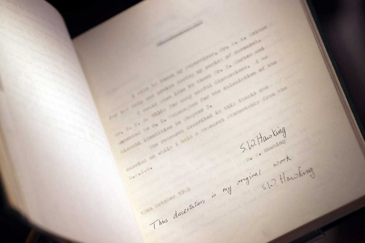 Sementara Disertasi Hawking 117 halaman, 'Properties of expanding universes' dari tahun 1965 dijual seharga 584.750 pound (sekitar Rp 11,24 miliar), jauh dari perkiraan awal sekitar 150.000 pound.