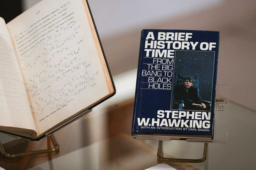 Sementara beberapa barang termasuk esai, medali, penghargaan dan salinan bukunya 'Brief History of Time' yang ditandatangani dengan cap jempol dijual online pada Kamis, bersama surat dan manuskrip milik Isaac Newton, Charles Darwin, dan Albert Einstein.