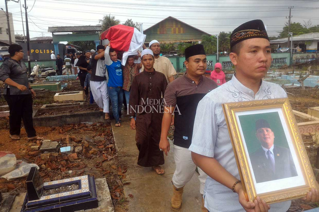 Jenazah anggota dewan dari Partai kebangkitan Bangsa (PKB) Dolar, dimakamkan di Pemakaman Umum Selindung Lama, Pangkalpinang, Bangka Belitung, Jumat, 9 November 2018. MI/Rendy Ferdiansyah