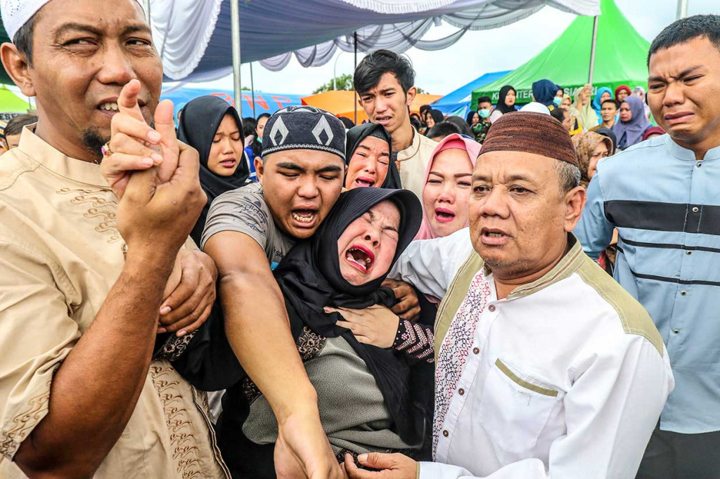 Sebelum pemakaman, dilaksanakan serah terima jenazah ke pihak keluarga di Bandara Depati Amir, Pangkalpinang, Kepulauan Bangka Belitung. Keluarga menangis histeris saat jenazah Dolar tiba di Posko Crisis Center, Bandara Depati Amir, Pangkalpinang.  ANTARA FOTO/Ananta Kala