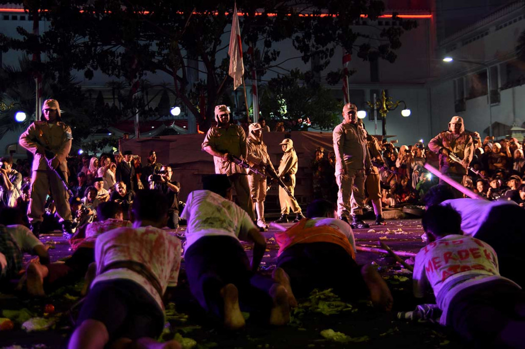 Drama kolosal Surabaya Membara digelar rutin di sekitar Tugu Pahlawan selama delapan tahun terakhir setiap 9 November, untuk memperingati Hari Pahlawan yang jatuh pada 10 November.