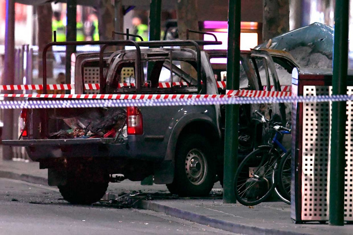 Kondisi mobil yang dibakar pelaku penusukan. AFP Photo/William West.
