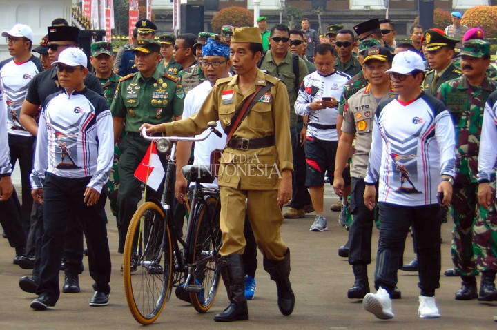 Tanda kepangkatan serta badge bendera merah putih di dada, lencana penghargaan, tas kulit model zaman dulu, sepatu boot hitam, dan peci cokelat melengkapi kostum peringatan Hari Pahlawan 2018 yang 
digunakan Kepala Negara. MI/Bayu Anggoro