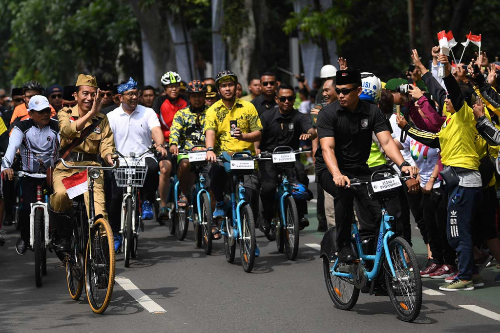 Suasana acara yang ramai semakin riuh ketika masyarakat melihat Kepala Negara yang membuka acara itu. 