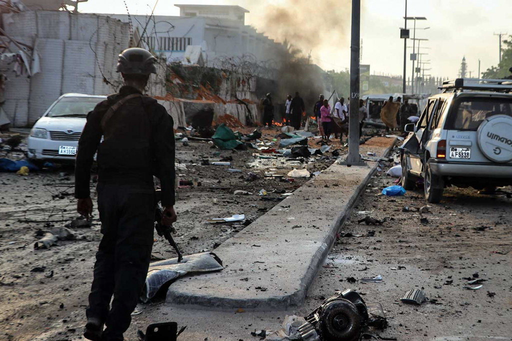 Aparat keamanan berjaga-jaga di sekitar lokasi ledakan bom mobil di dekat sebuah hotel di Mogadishu, Somalia, Jumat, 9 November 2018 waktu setempat.