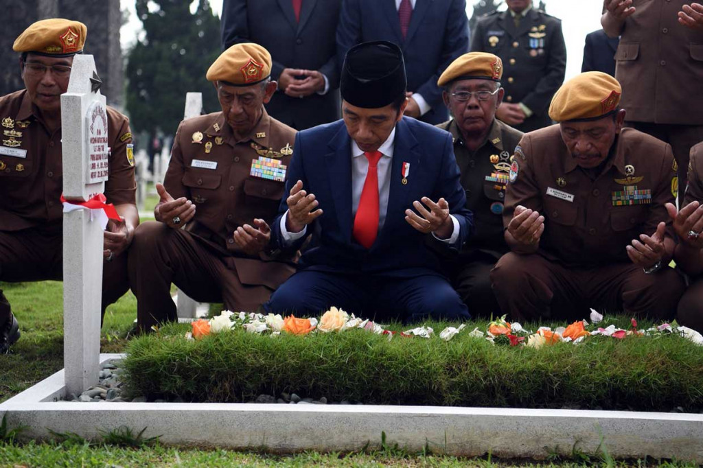 Jokowi kemudian mengajak peserta yang hadir untuk menundukkan kepala sejenak seraya mendoakan para pahlawan atas jasa dan pengorbanan mereka kepada bangsa dan negara.