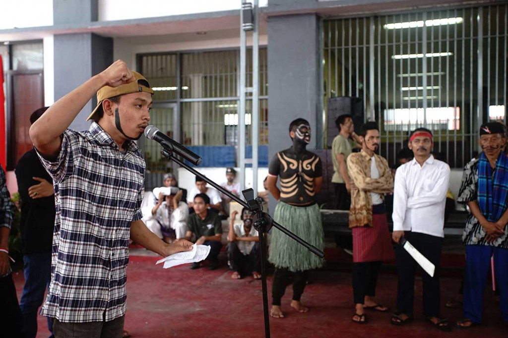 Warga binaan Rutan Kelas II B Cilodong membacakan puisi saat lomba dalam rangka peringatan Hari Pahlawan di Cilodong, Depok, Jawa Barat, Sabtu, 10 November 2018. Peringatan Hari Pahlawan yang diselenggarakan serentak di seluruh Rutan di Indonesia dengan tema 'The Gathering Of Heroes'. Antara Foto/Kahfie Kamaru