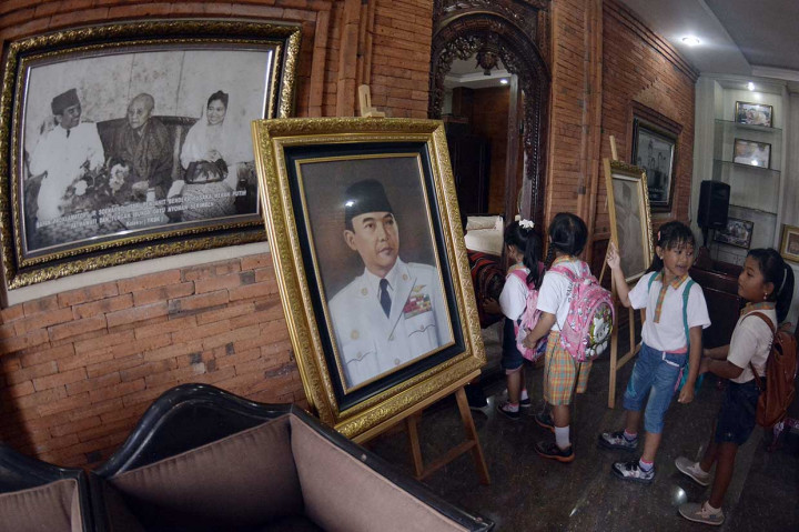 Sejumlah murid TK mengunjungi Perpustakaan dan Museum Agung Bung Karno di Denpasar, Bali, Sabtu. Kunjungan itu dilakukan untuk memberikan pengetahuan dan wawasan tentang sejarah perjuangan bangsa kepada anak saat peringatan Hari Pahlawan. Antara Foto/Fikri Yusuf
