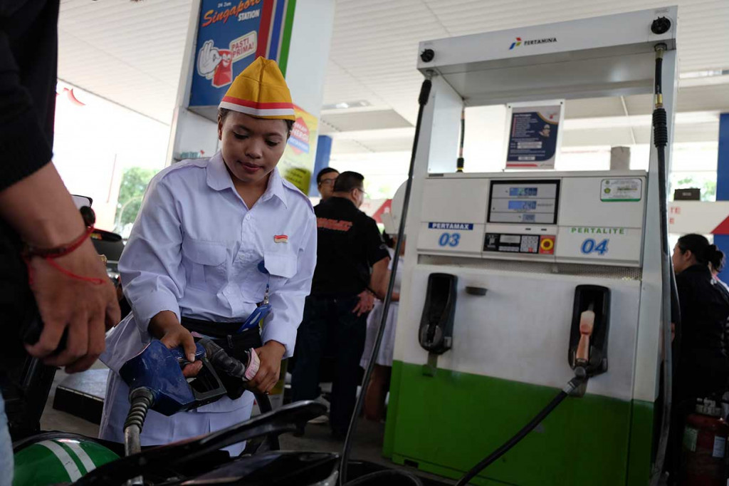 Dalam rangka memperingati Hari Pahlawan, petugas SPBU di Medan, Sumut mengenakan kostum ala pejuang. Antara Foto/Irsan Mulyadi