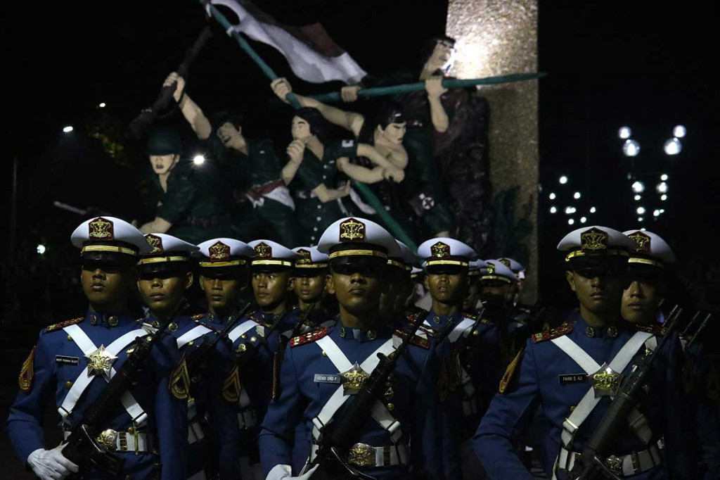 Sejumlah taruna TNI Angkatan Laut mengikuti Apel Kehormatan dan Renungan Suci di Taman Makam Pahlawan Kusuma Bangsa Surabaya, Jawa Timur. Antara Foto/Didik Suhartono