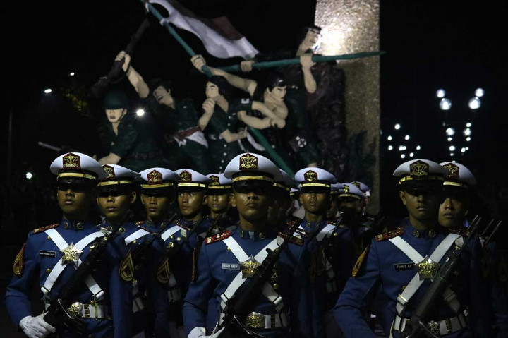 Sejumlah taruna TNI Angkatan Laut mengikuti Apel Kehormatan dan Renungan Suci di Taman Makam Pahlawan Kusuma Bangsa Surabaya, Jawa Timur. Antara Foto/Didik Suhartono