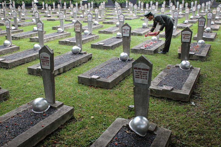 Anggota TNI menaburkan bunga di atas makam seusai mengikuti Upacara Ziarah Nasional dalam rangka peringatan Hari Pahlawan 10 November di Taman Makam Pahlawan Nasional Utama Kalibata, Jakarta. Antara Foto/Dhemas Reviyanto