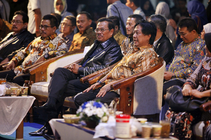 Jaksa Agung HM Prasetyo (kedua kanan) menyaksikan acara pertunjukan wayang kulit semalam suntuk di De' Tjolomadoe, Karanganyar, Jawa Tengah.