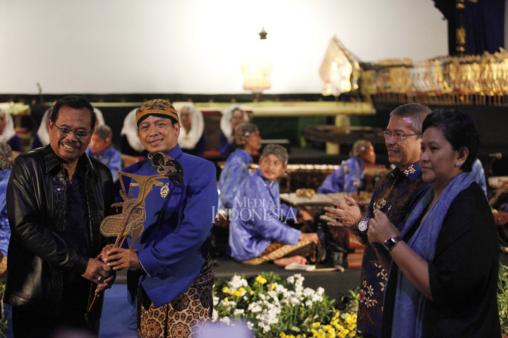 Jaksa Agung HM Prasetyo (kiri) disaksikan Korwil Partai NasDem Jateng-DIY Rerie L Moerdijat (kanan) dan Ketua DPW Partai NasDem Jawa Tengah Setyo Maharso (kedua kanan) memberikan wayang kepada dalang Ki Warseno Slenk ketika acara pertunjukan wayang kulit semalam suntuk di De' Tjolomadoe, Karanganyar, Jawa Tengah.