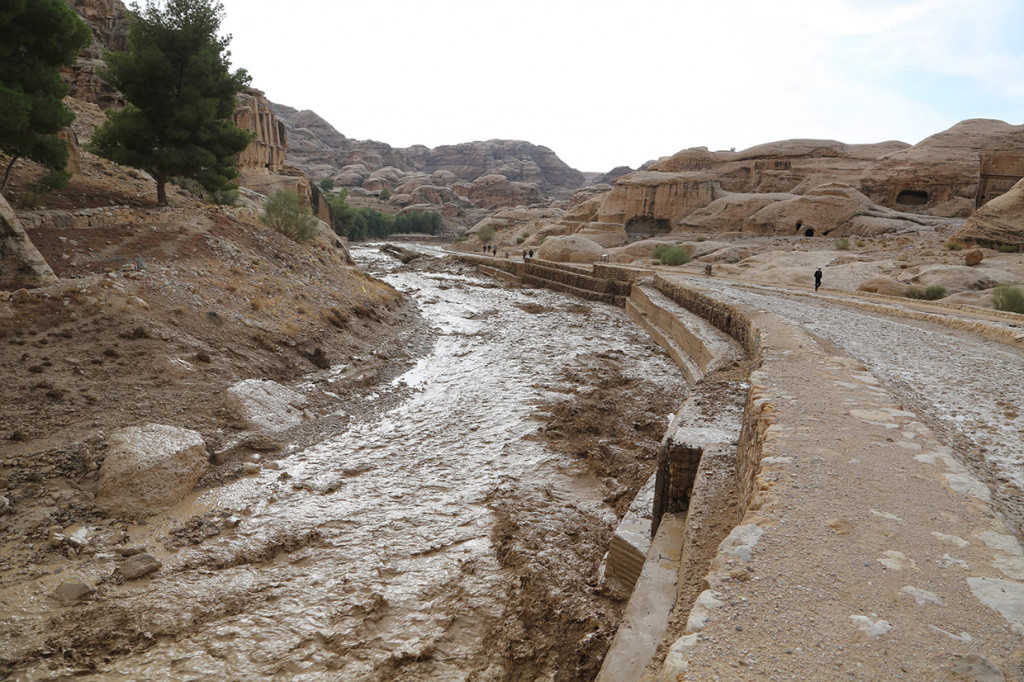 Pihak berwenang kini melarang semua perjalanan dan menyatakan keadaan darurat di pelabuhan Laut Merah Aqaba. Hal itu dilakukan karena hujan yang turun semalaman.