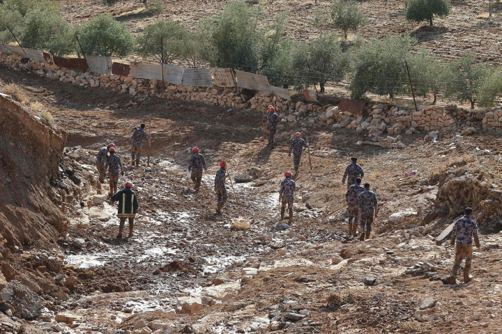 Tim penyelamat mencari orang hilang setelah badai hujan menyebabkan banjir bandang di kota Madaba, Yordania. Afp Photo/KhalilMazraawi