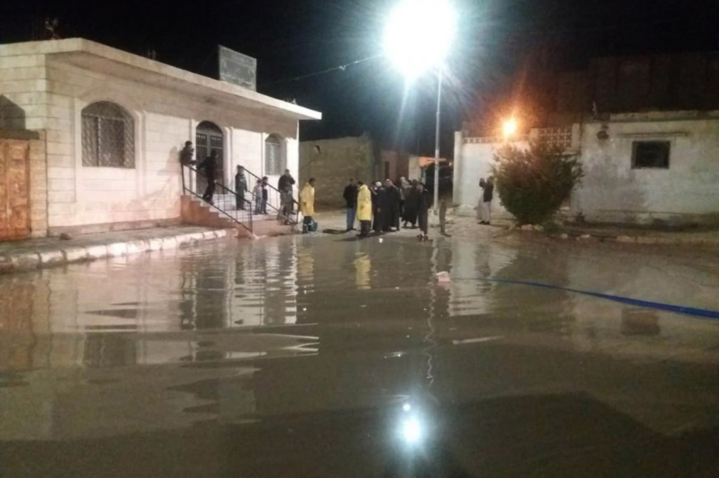 Sementara, masjid-masjid di Yordania tetap dibuka, menjadi lokasi perlindungan warga sipil di daerah yang terkena banjir.
