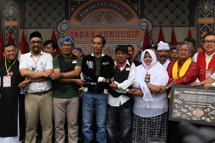 Presiden Joko Widododidampingi Gubernur Jawa Barat Ridwan Kamil dan sejumlah perwakilan komunitas melakukan Deklarasi Jabar Kondusif di Bandung, Jawa Barat. Kegiatan tersebut diikuti 195 komunitas untuk menjaga suasana yang nyaman dan aman guna menjaga persatuan dan kesatuan bangsa.