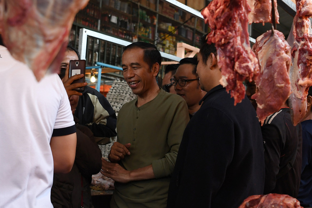 Kunjungan presiden ke pasar tersebut untuk membandingkan harga di sejumlah pasar tradisional di Bandung, Bogor dan Tangerang yang hasilnya harga masih normal dan stabil. Antara Foto/Wahyu Putro A