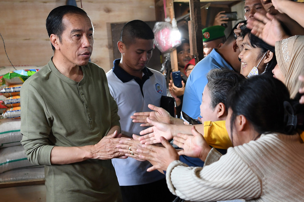 Presiden Joko Widodo mengunjungi Pasar Cihaurgeulis, Bandung, Jawa Barat. Antara Foto/Wahyu Putro A