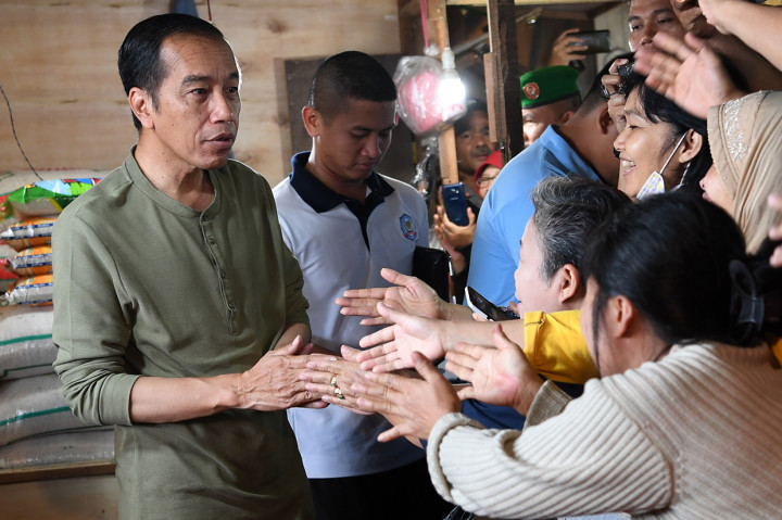 Presiden Joko Widodo mengunjungi Pasar Cihaurgeulis, Bandung, Jawa Barat. Antara Foto/Wahyu Putro A