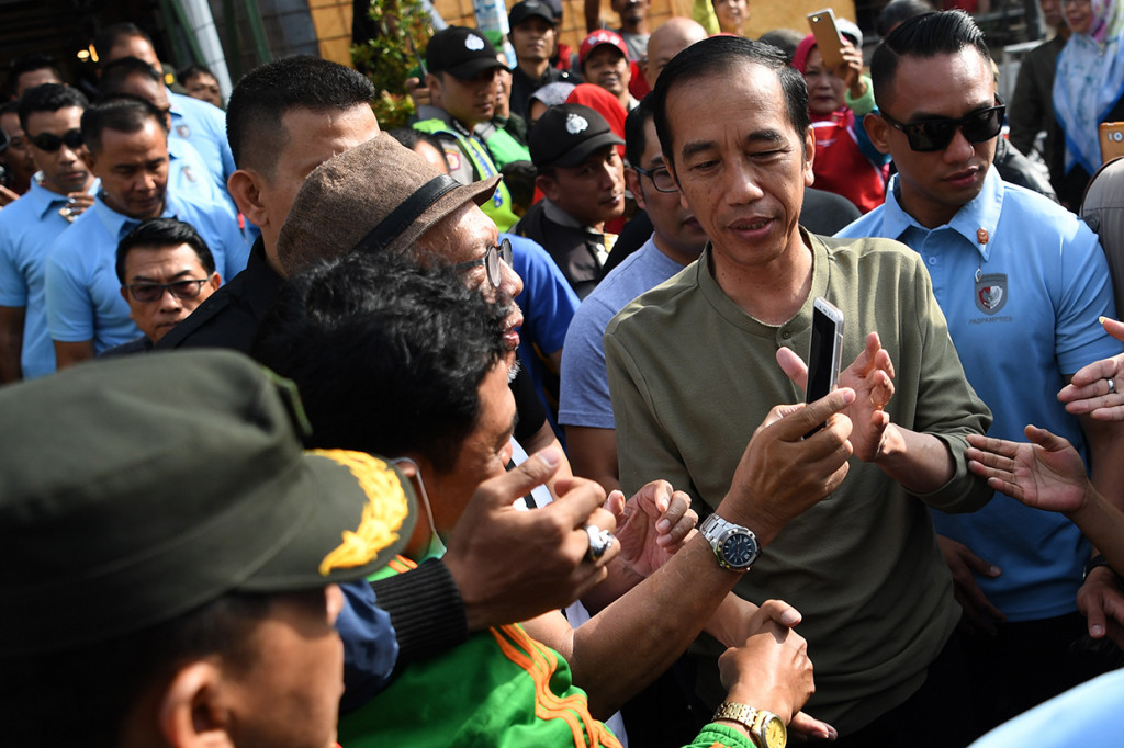 Kedatangan Jokowi membuat pedagang dan pengunjung pasar heboh. Mereka meminta foto dan bersalaman dengan mantan Wali Kota Solo ini. Antara Foto/Wahyu Putro A