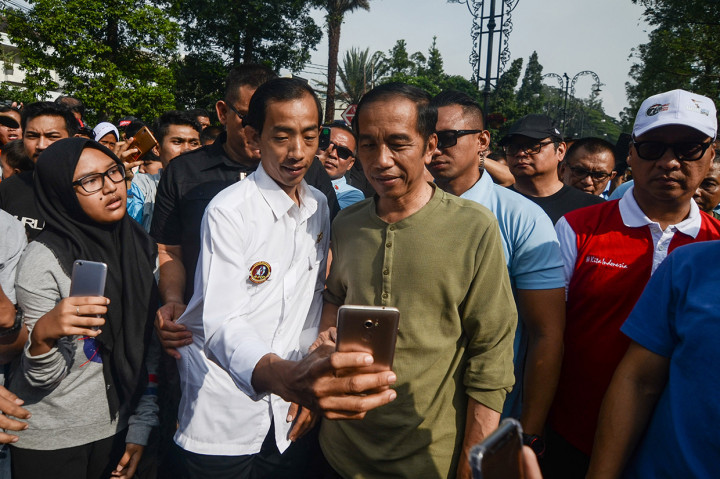 Presiden Joko Widodo (kanan) berfoto bersama warga saat melakukan kunjungan di