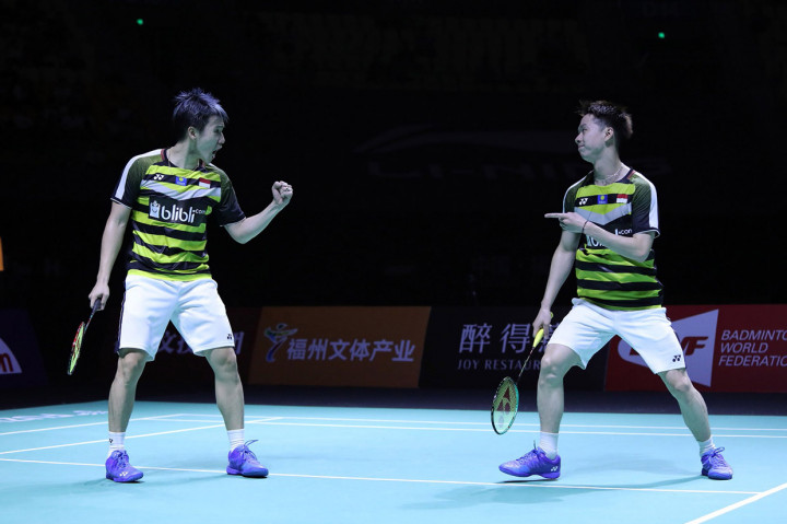 Pebulu tangkis ganda putra Indonesia Kevin Sanjaya Sukamuljo dan Marcus Fernaldi Gideon meluapkan kegembiraannya usai mengalahkan pasangan tuan rumah He Jiting/Tan Qiang pada final China Terbuka 2018 di Pusat Olahraga Olimpiade Haixia, Distrik Cangshan, Fuzhou.