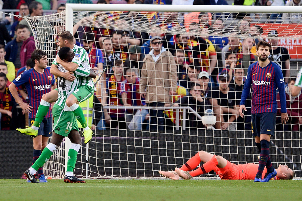 Pada 45 menit pertama, Real Betis sudah unggul 2-0 atas tuan rumah melalui gol Junior Firpo (menit ke-20) dan Joaquin (34').