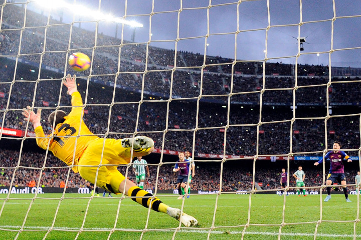 Barcelona baru bisa menipiskan keadaan pada menit ke-68 melalui sepakan penalti Lionel Messi. 
