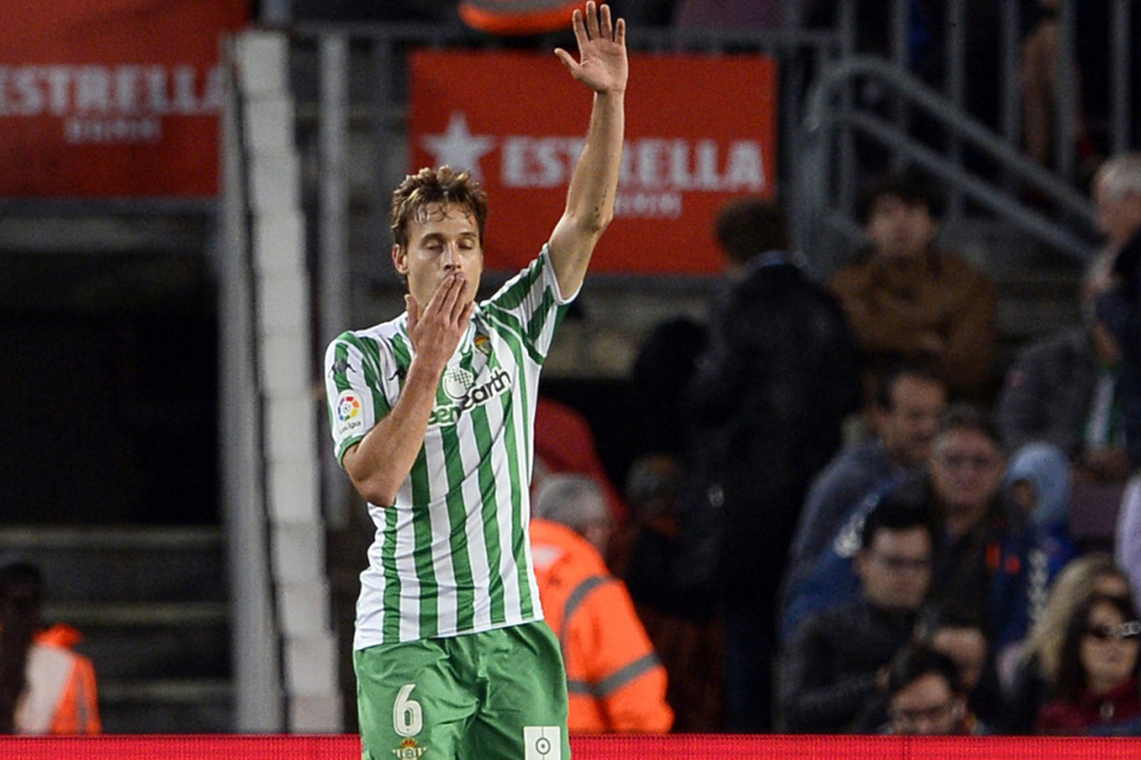Namun, pada menit ke-81, tuan rumah harus bermain dengan 10 pemain seusai Ivan Rakitic mendapatkan kartu kuning kedua. Hal itu bisa dimanfaatkan Betis untuk mencetak gol keempat via Sergio Canales (83'). 