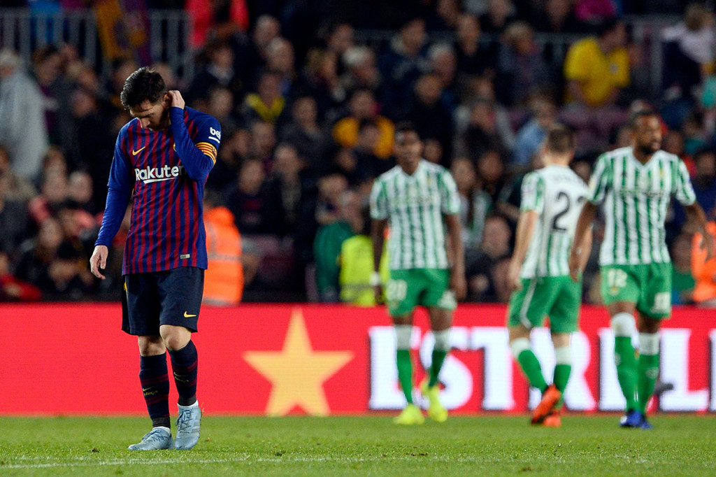 Meski kalah, Barcelona tetap berada di puncak klasemen dengan koleksi 24 poin dari 12 laga. Mereka unggul satu angka atas Atletico Madrid dan Deportivo Alaves.