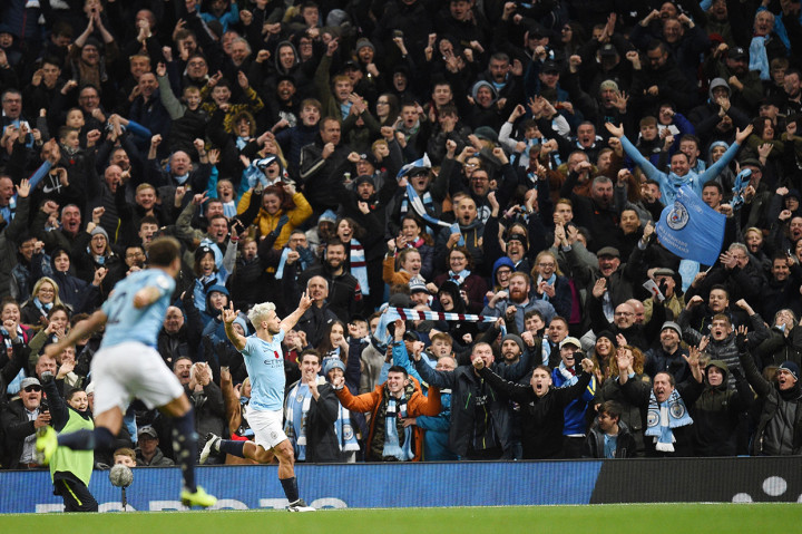 Memasuki awal-awal babak kedua, Man City menggandakan keunggulan menjadi 2-0 berkat gol Sergio Aguero pada menit ke-51. Menerima assist dari Riyad Mahrez, Aguero melepaskan sepakan kencang dan bola tak mampu ditepis David De Gea. Afp Photo/Oli Scarff

