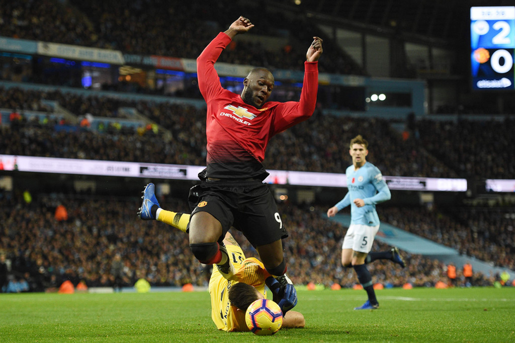 Man City mendapat momentum yang tepat melalui eksekusi penalti setelah kiper tuan rumah Ederson Moraes menjatuhkan Romelu Lukaku di dalam kotak penalti pada menit ke-56. Afp Photo/Oli Scarff