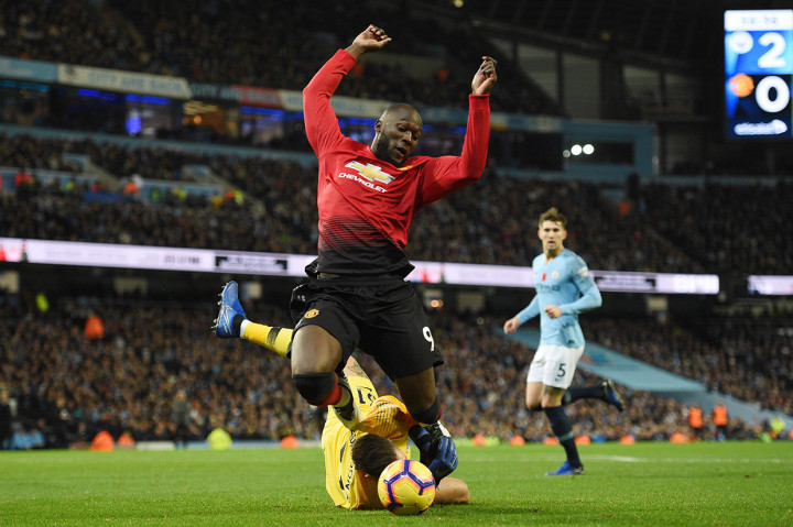 Man City mendapat momentum yang tepat melalui eksekusi penalti setelah kiper tuan rumah Ederson Moraes menjatuhkan Romelu Lukaku di dalam kotak penalti pada menit ke-56. Afp Photo/Oli Scarff