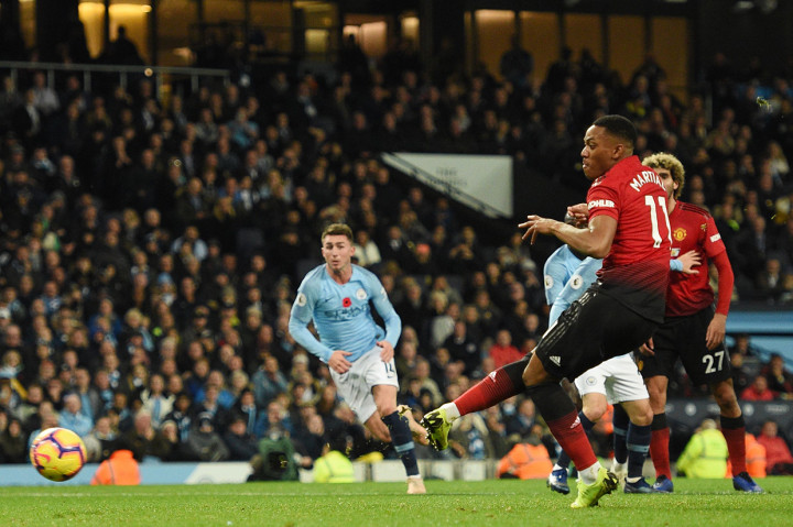 Martial yang menjadi eksekutor penalti tak membuang kesempatan. Ia melesakkan bola melalui titik putih dengan mengecoh Moraes dan bola bersarang ke gawang Man City pada menit ke-58, skor menjadi 1-2. Afp Photo/Oli Scarff