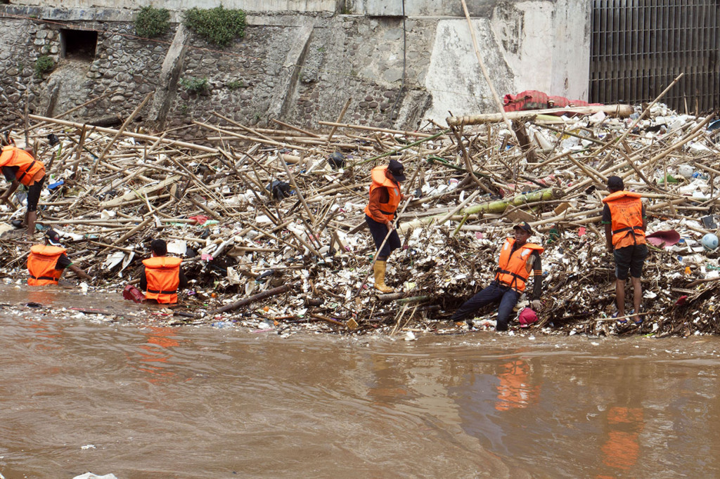Pembersihan itu dilakukan untuk melancarkan aliran Sungai Ciliwung dan mencegah banjir. 