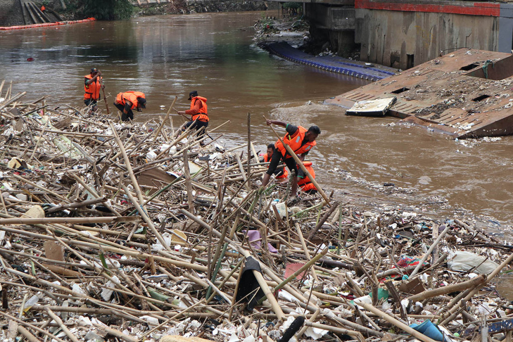 Meningkatnya debit air Kali Ciliwung menyebabkan terjadi penumpukan sampah di Pintu Air Manggarai. 