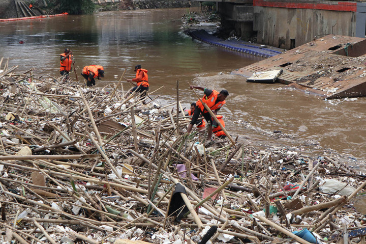 Meningkatnya debit air Kali Ciliwung menyebabkan terjadi penumpukan sampah di Pintu Air Manggarai. 